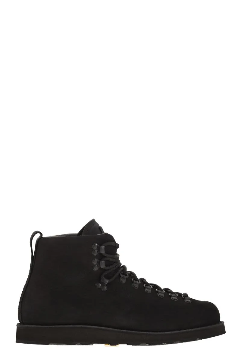 BOOT WITH RUBBER SOLE AND CUSHIONING