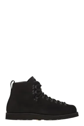 BOOT WITH RUBBER SOLE AND CUSHIONING